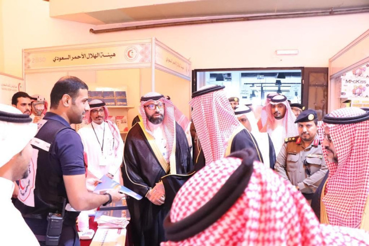 أمير الجوف يزور جناح هيئة الهلال الأحمر المشارك بمعرض الكتاب الخامس