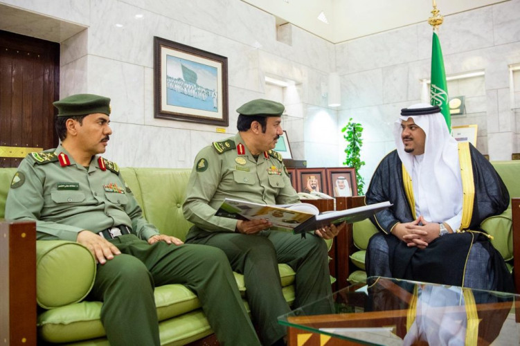 أمير منطقة الرياض يستقبل مدير جوازات المنطقة