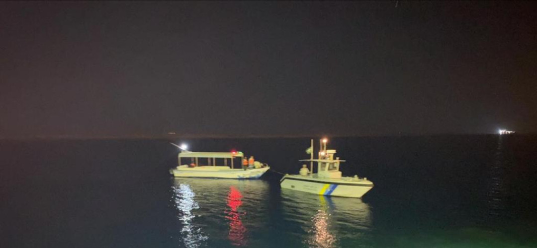 حرس الحدود ينقذ اربعه أشخاص تعطل قاربهم في عرض البحر