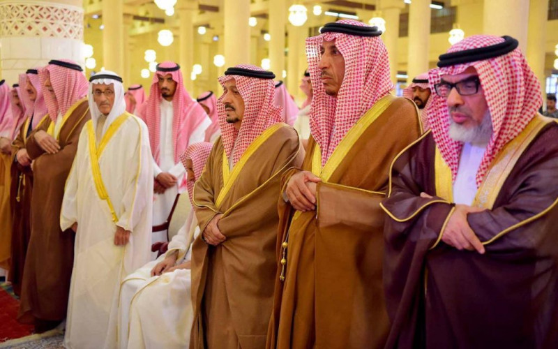 أمير الرياض يؤدي الصلاة على الأمير تركي بن عبدالله بن سعود ووالدة الأمير سلطان بن عبدالله – رحمهما الله –