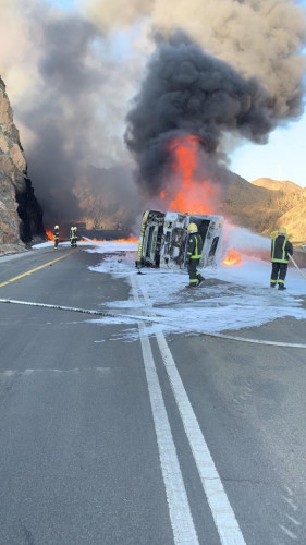 مدني ضباء يخمد حريقاً اندلع بناقلة وقود بعد انقلابها وينقذ سائقها