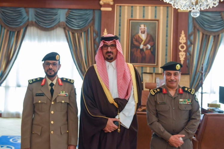 الأمير سعود بن خالد الفيصل يقلد الأحمدي رتبة لواء