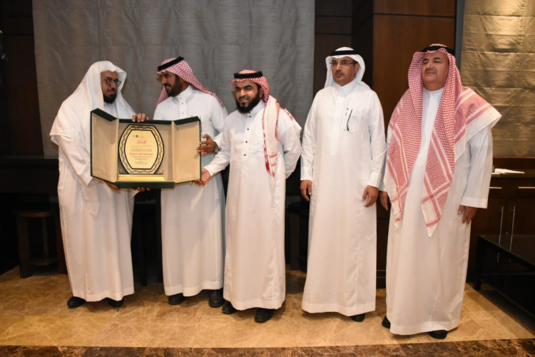 العبدالكريم يكرم إدارة تعليم ينبع وقائد مدرسة الإمام النووي