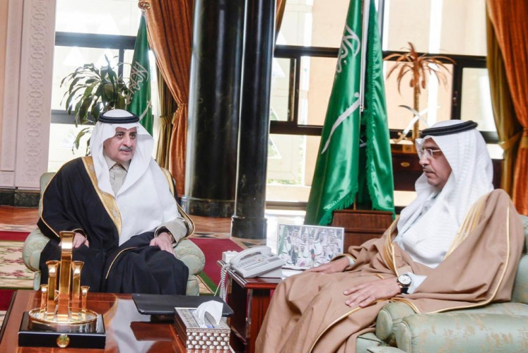 أمير تبوك يطلع على تقرير عن البرامج والفعاليات التعليمية بالمنطقة