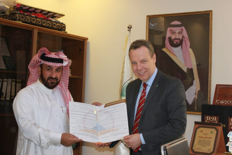 القنصل البريطاني العام يزور أدبي الباحة