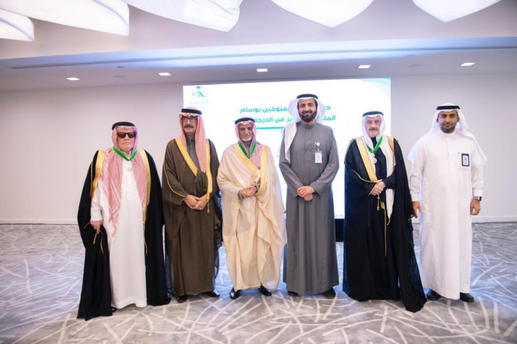 تسليم وسام الملك عبدالعزيز من الدرجة الأولى لشخصيات العمل الصحي الخيري 