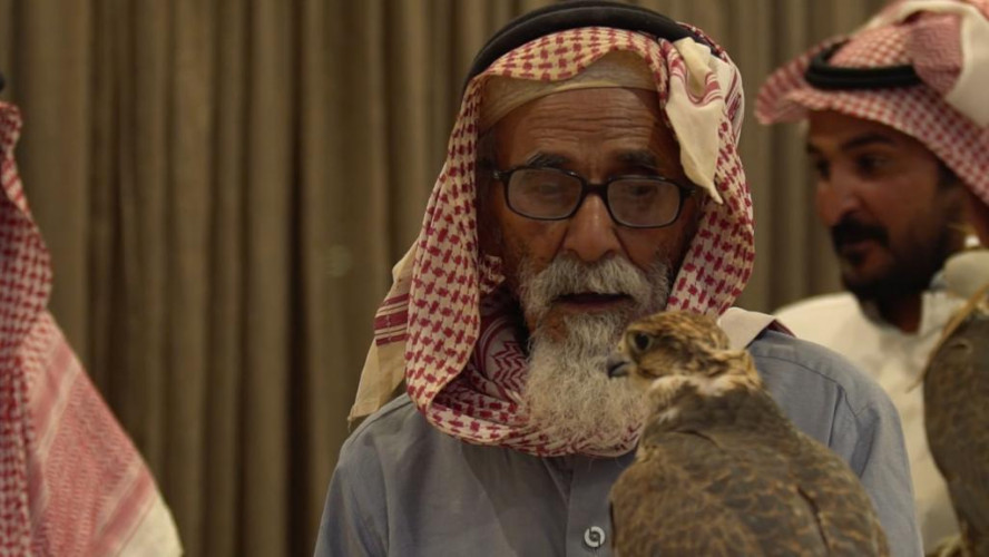 بعمر 97 عاماً.. أكبر صقار سعودي يشارك بمهرجان الملك عبدالعزيز