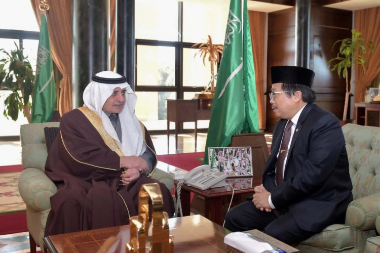 أمير تبوك يستقبل القنصل الإندونيسي لدى المملكة