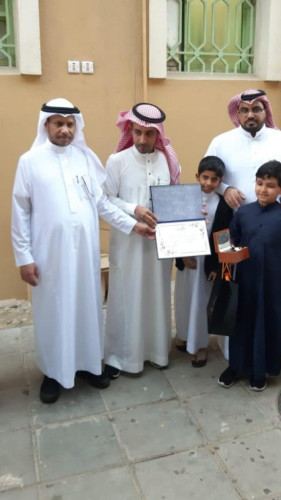 طالب بتعليم مكّة يُنفذ زميله من اختناق والإدارة تكرمه