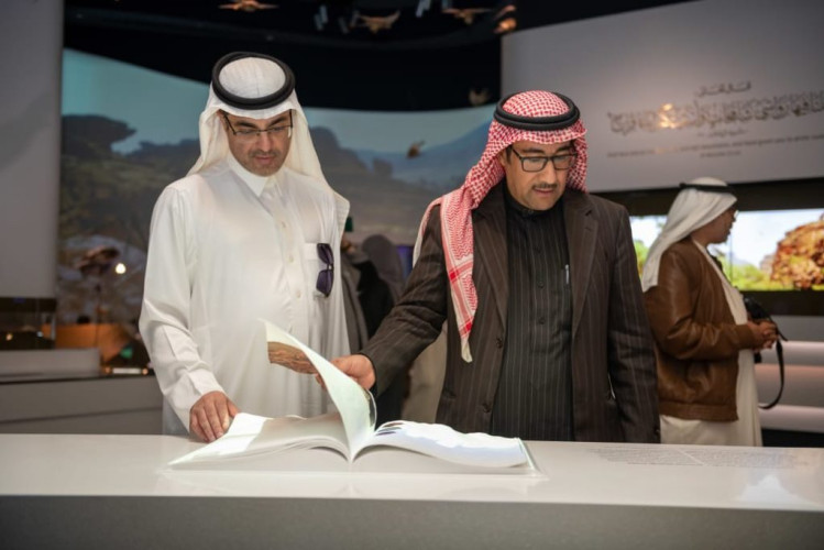 أرامكو تتسلَّم كتاب الأحساء من الوحيمد لينضم إلى ٢٢٠ ألف كتاب …