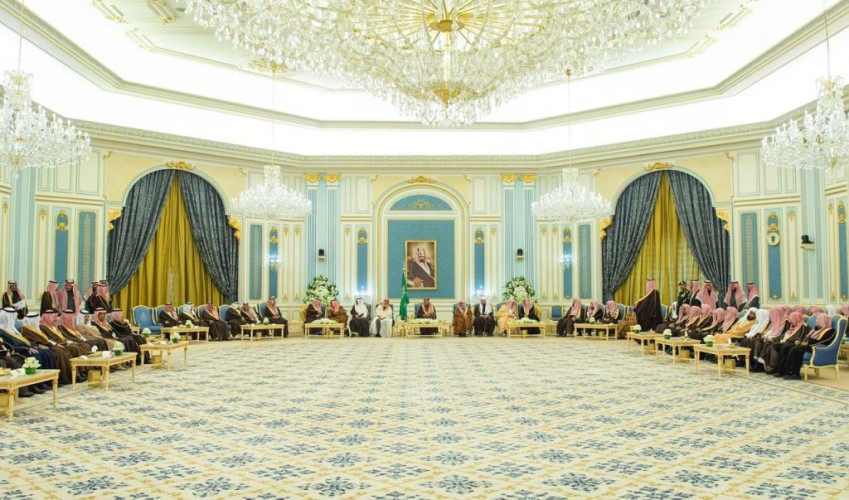 خادم الحرمين الشريفين يستقبل أصحاب السمو الأمراء وسماحة مفتي عام المملكة وأصحاب الفضيلة العلماء وجمعاً من المواطنين