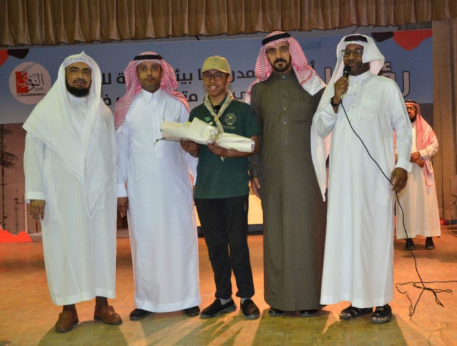 الصيعري يكرم الكشاف عبدالله العثمان لحصوله على وسام التميز الكشفي في المخيم الخلوي بـ حائل