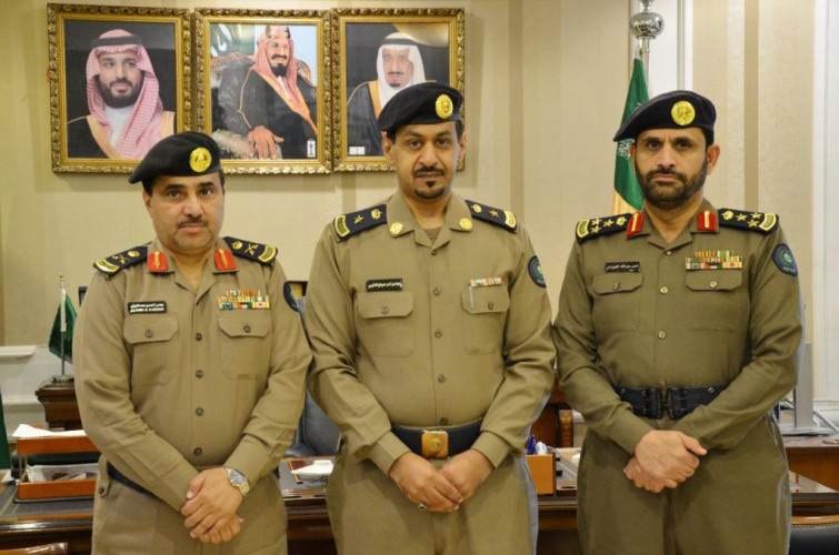 مدير الدفاع المدني بتبوك يقلد المقدم العتيبي رتبته الجديدة   