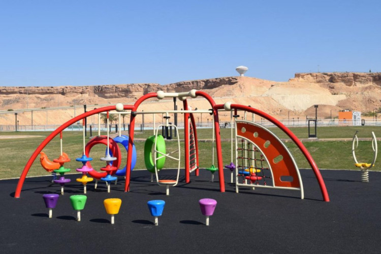 تجهيز أعمدة ومرافق وألعاب لذوي الاحتياجات الخاصة بمنتزة الملك سلمان بالغاط