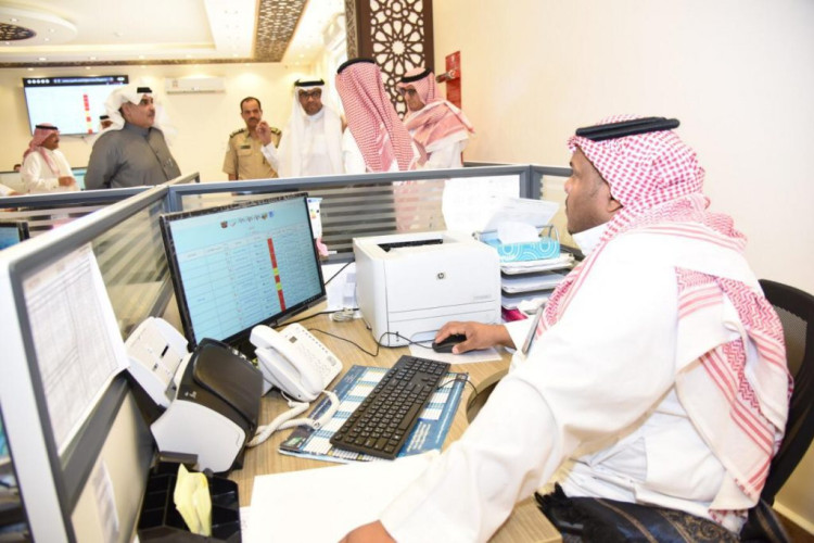 مدير تعليم مكة يشيد بمركز العمليات والطوارئ ومنجزاته في خدمة ١٥٣٨مدرسة