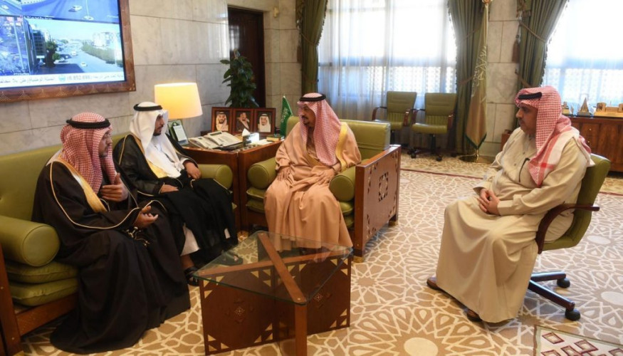 الأمير فيصل بن بندر يتسلم تقرير المناخ العام لمنطقة الرياض “الحاضر والمستقبل”
