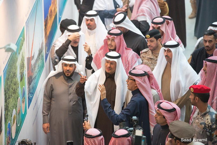 الأمير عبدالعزيز بن سلمان والدكتور خالد الفاضل يطلقان شارة البدء باستئناف الإنتاج في عمليات الخفجي المشتركة   