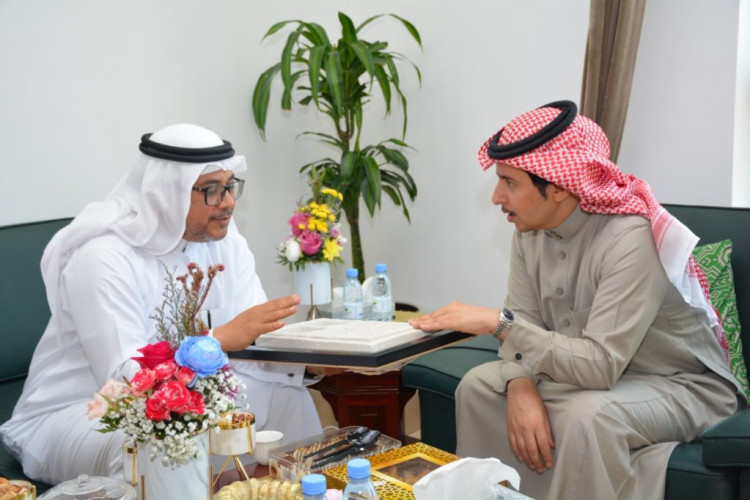 القطيف: رئيس البلدية يستقبل الباحث آل هجلس