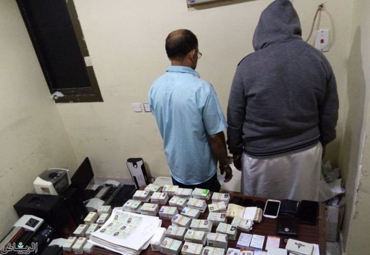 ‎القبض على مُقيمين بحوزتهما 2498 بطاقة “مقيم” مزورة في مكة