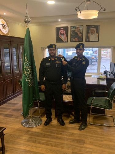 النقيب بوحسون يقلد الدوسري رتبته الجديده