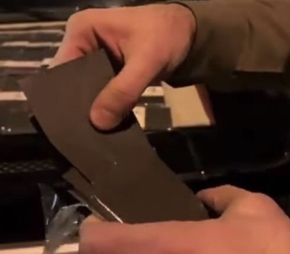 القبض على مواطنين يبيعان أوراقاً “قابلة للتحويل إلى دولارات”