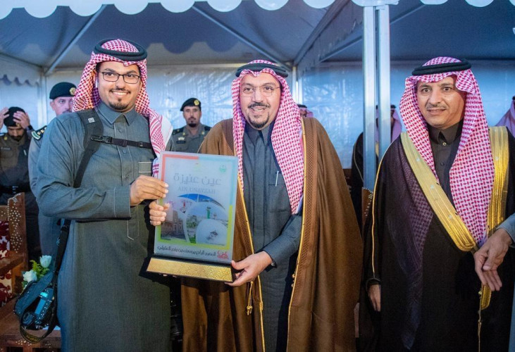 أمير القصيم يدشن كتاب (عين عنيزة).. ويكرم المصور العقيلي في يوم الغضا للثقافة والفنون