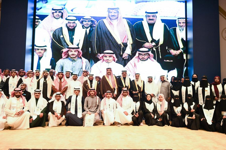 أمير منطقة المدينة المنورة يُدشن برنامج “سفراء الوسطية” بجامعة طيبة