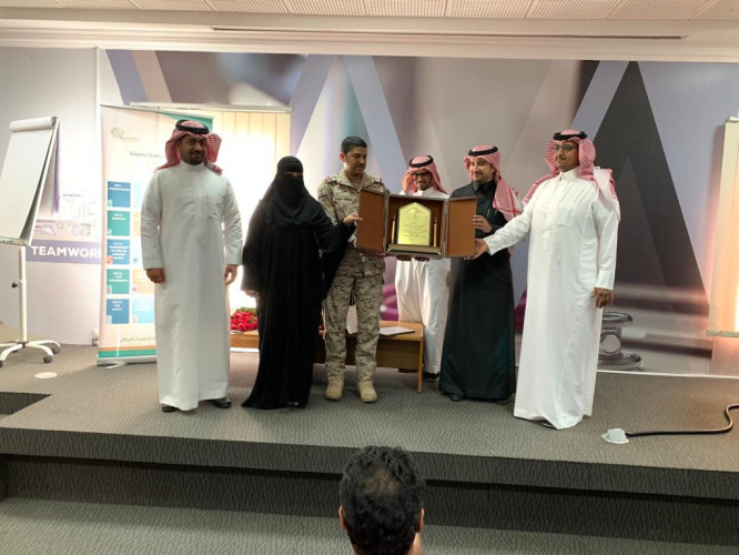 مجمع إرادة بالرياض يكرم ممرضة