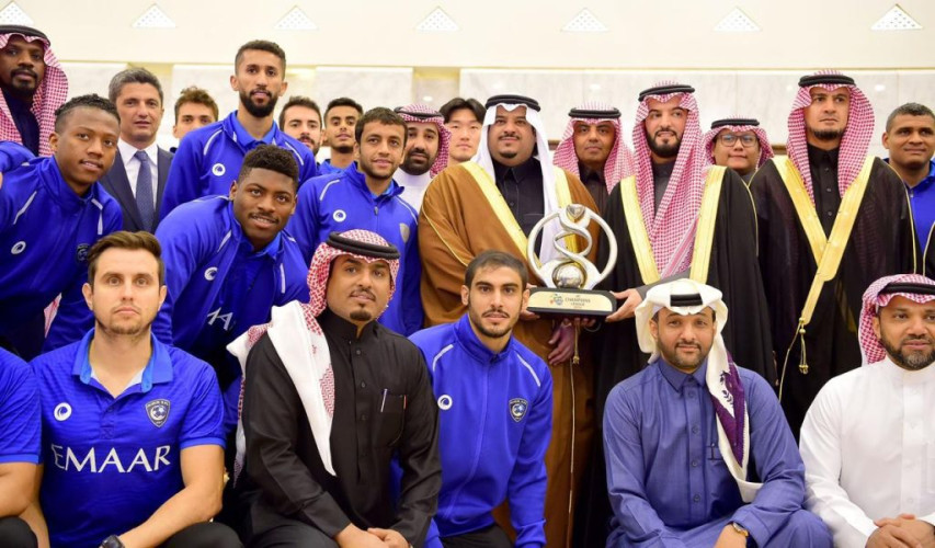 نائب أمير الرياض يستقبل رئيس مجلس إدارة نادي الهلال ولاعبي الفريق الأول