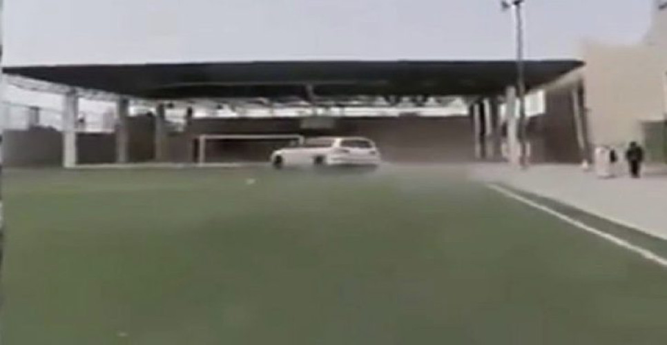 “النيابة العامة” تباشر التحقيق مع شخص دخل بمركبته في فناء مدرسة ومارس التفحيط بها