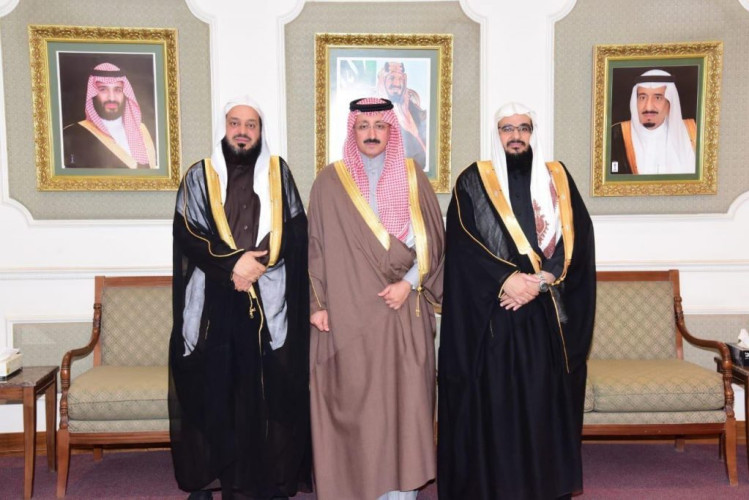 محافظ الأحساء يستقبل عميد كلية الشريعة والدراسات بالأحساء ورئيس التوعية الفكرية بالكلية صحيفة إخباريات الالكترونية