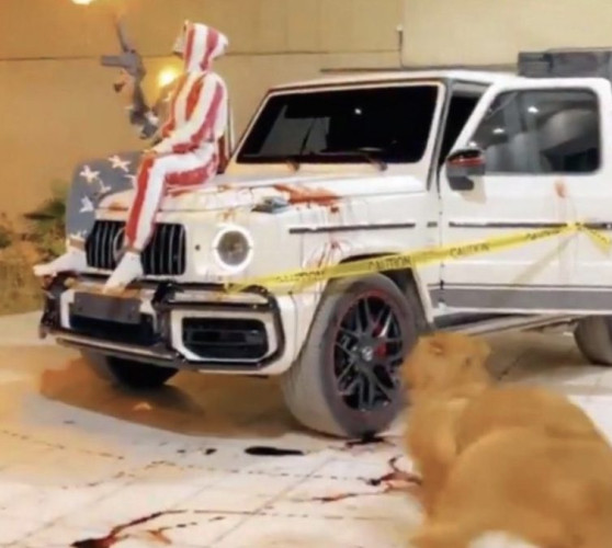 ” النيابة العامة” تصدر بيان بالقبض على شاب يستعرض بالأسلحة على “مرسيدس”