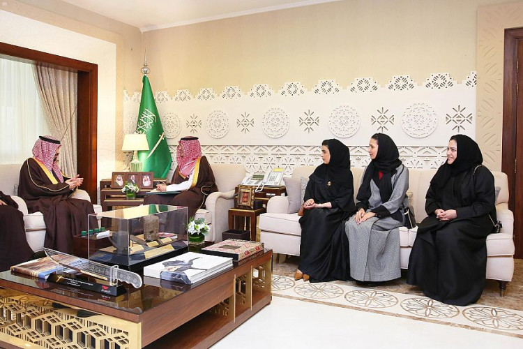 نائب أمير الشرقية يستقبل مجلس خريجي مدارس الظهران الأهلية