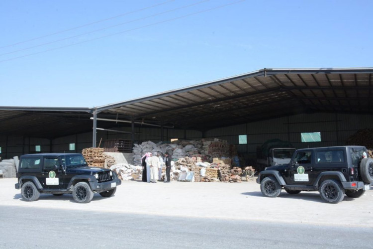 مصادرة ٤٥ طنًّا من الحطب في أسواق الاحساء