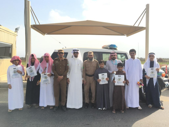 طلاب فكرية الحصمة وتحفيظ الأحد يشاركون في حملة “أمنكم وسلامتكم هدفنا” بأمن الطرق بالدغارير