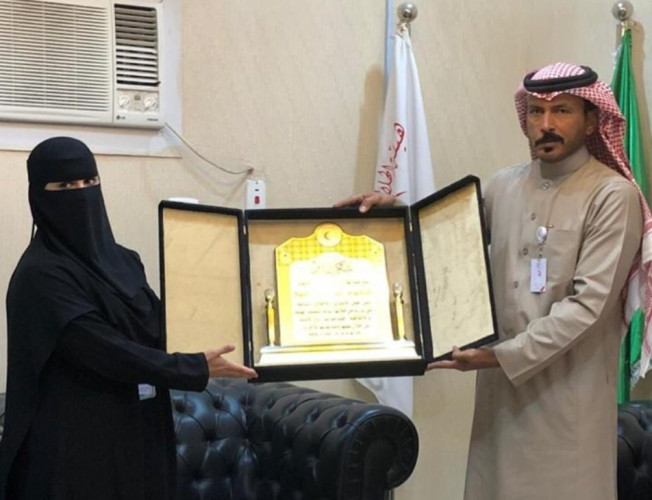 الهلال الأحمر بتبوك يكرم الدكتورة “اميرة البلوي” لإنقاذها طفل تعرض للدهس
