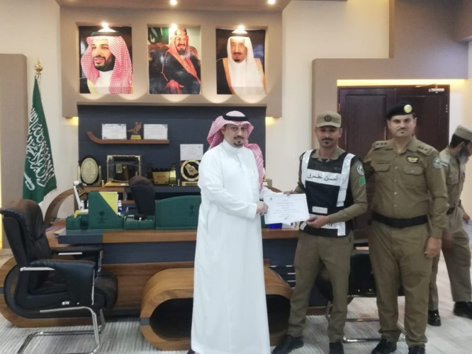 محافظ أحد المسارحة يكرم المشاركين بحملة “أمنكم وسلامتكم هدفنا” بمركز دوريات أمن الطرق