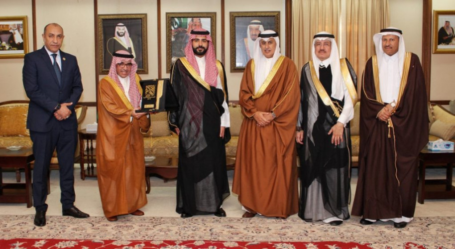 الأمير سلطان بن أحمد بن عبدالعزيز يستقبل رئيس المنظمة العربية للسياحة و وزير الصناعة والتجارة و َالسياحة بالبحرين