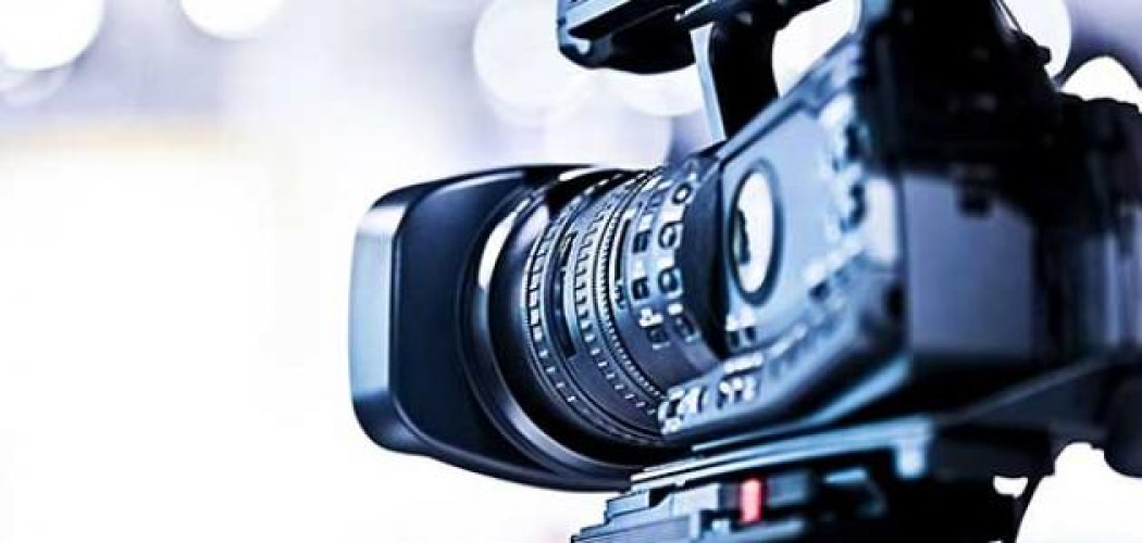 شتان بين الاعلامي والمشهور: