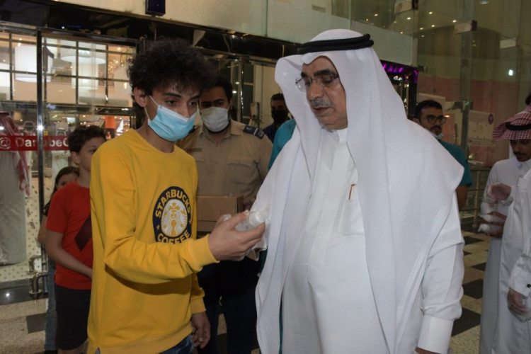 أمين الشرقية يتفقد أحد مراكز التسوق بالخبر للاطلاع على مستوى التفاعل مع القرارات الاحترازية والوقائية