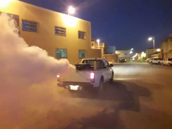 بالصور _ بلدية محافظة الخرج تكثف رش المبيدات الحشرية