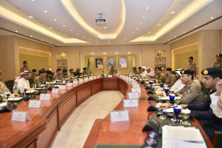 مدير الامن العام يعقد الاجتماع الثاني للجنة الامنية بالحج
