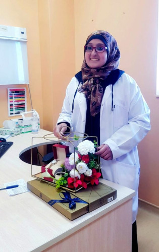 وفاءً بإنسانيتها…مواطنة تعود للمستشفى لتكريم طبيبة..