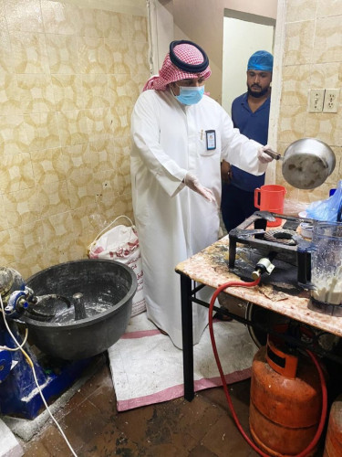 بلدية رأس تنورة تضبط منزل تستخدمه عمالة كمستودع لتخزين وتحضير المواد الغذائية