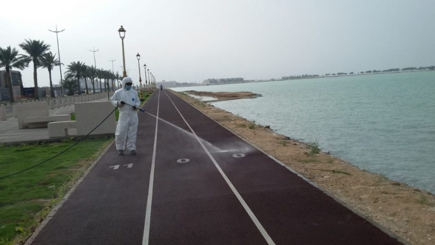 بلدية الخبر تواصل تعقيم الشوارع والمرافق العامة ضمن الإجراءات الاحترازية