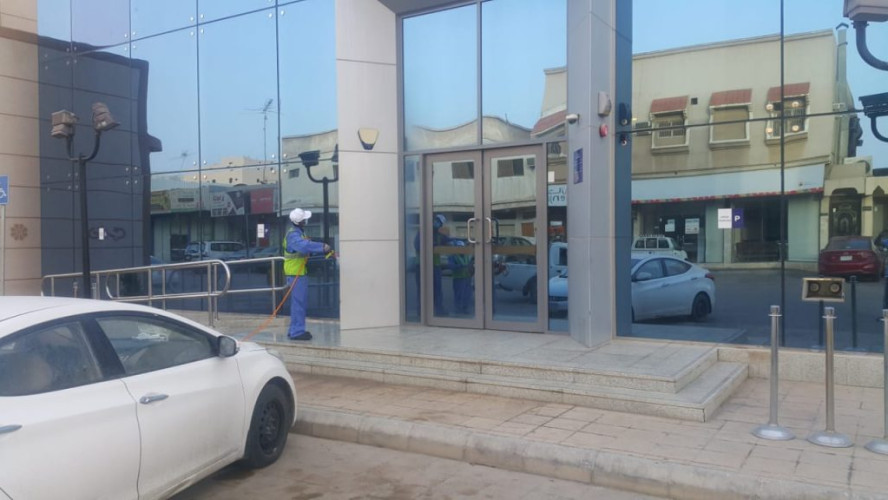 إستمرار عمليات التعقيم والتطهير في جميع أنحاء محافظة بقيق