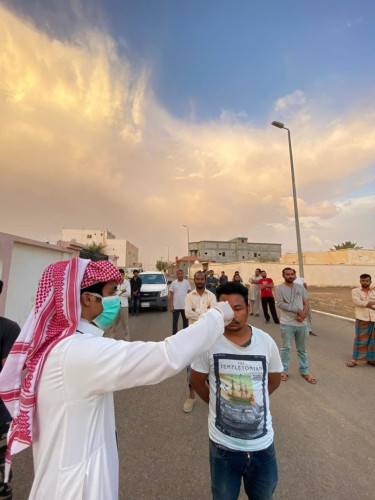 مستشفى ظلم يتصدى ل”كورونا” بالكشف المبكر في مقرات سكن العمالة والتوعية ب”لغات متعددة”