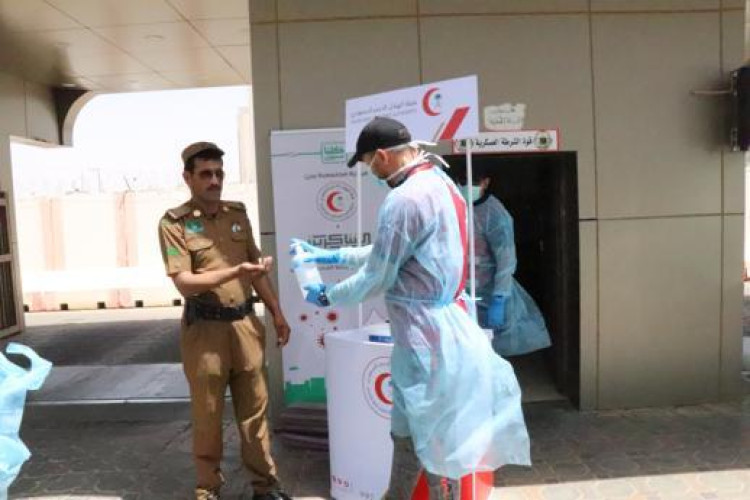 الهلال الأحمر بمنطقة الجوف ينفذ نقطة فرز بصري لمنسوبي شرطة المنطقة