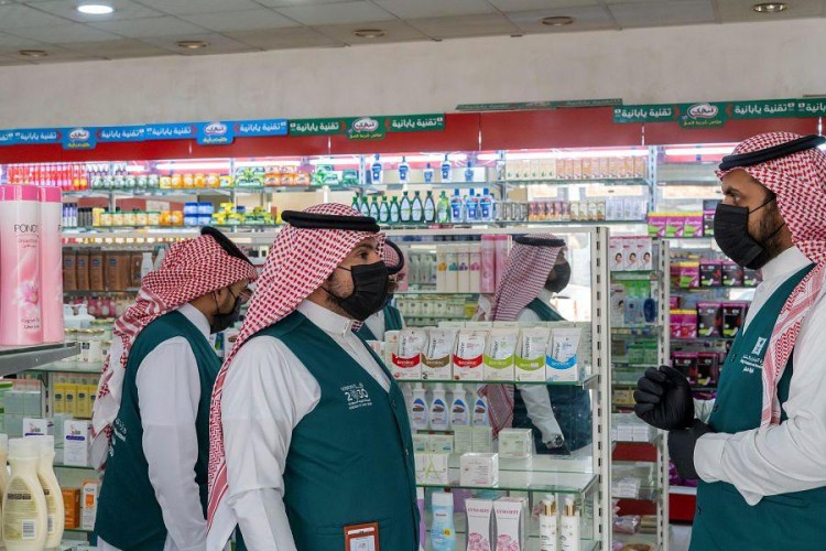 فرق وزارة التجارة الرقابية تواصل جولاتها الرقابية على الأسواق خلال أيام العيد