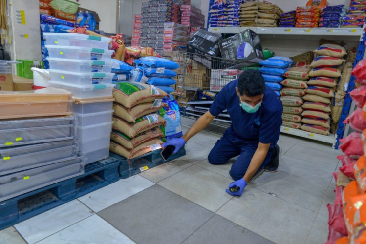 بلدية القطيف تغلق مركز تموين لوجود آثار قوارض فيما تواصل الجولات الرقابية الميدانية  ​